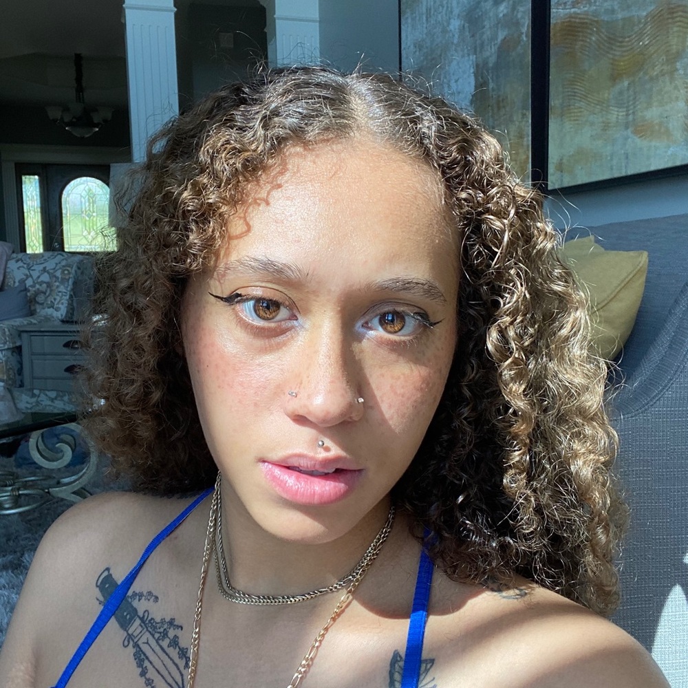 Meet your Posher, Olivia